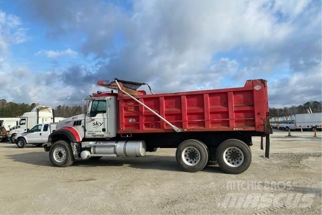 Mack GU713 Kiperi kamioni