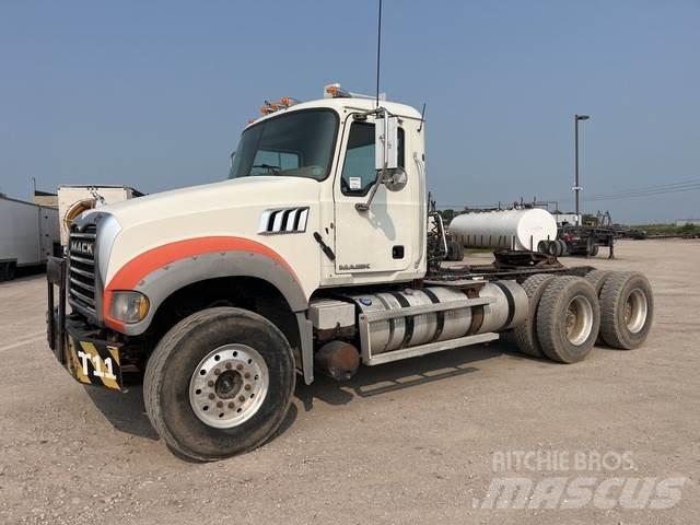 Mack GU713 Tegljači