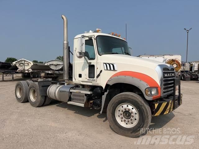 Mack GU713 Tegljači