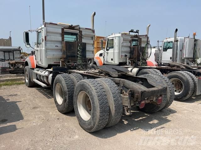 Mack GU713 Tegljači