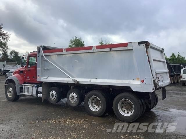 Mack GU713 Kiperi kamioni