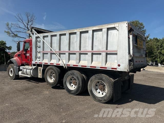 Mack GU713 Kiperi kamioni