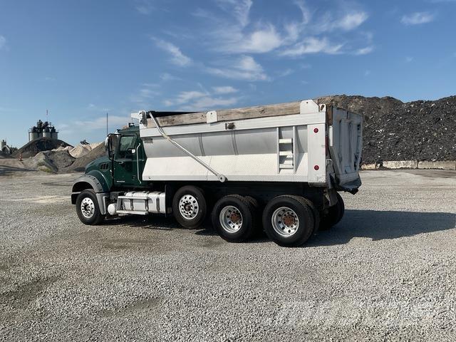 Mack GU713 Kiperi kamioni