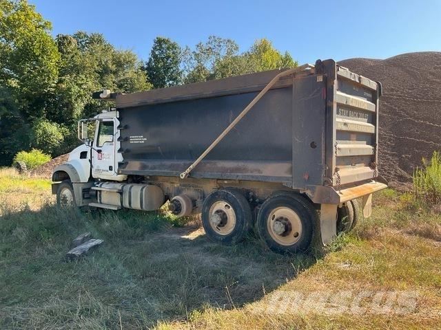 Mack GU713 Kiperi kamioni
