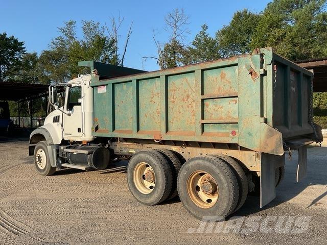 Mack GU713 Kiperi kamioni