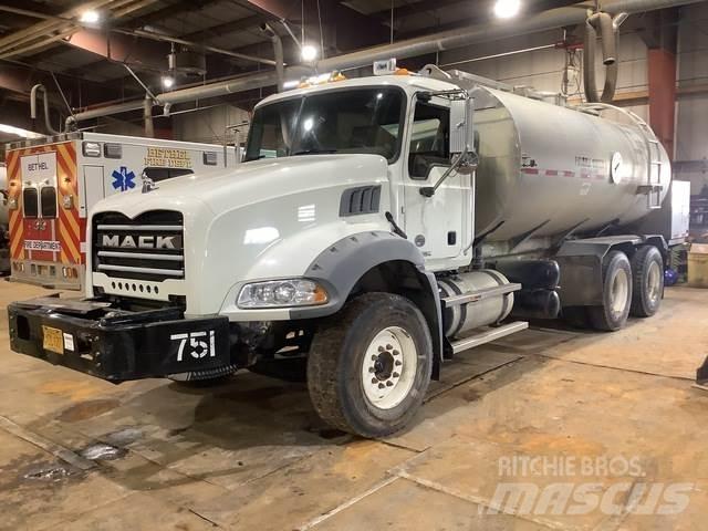 Mack GU813 Kamioni za vodu