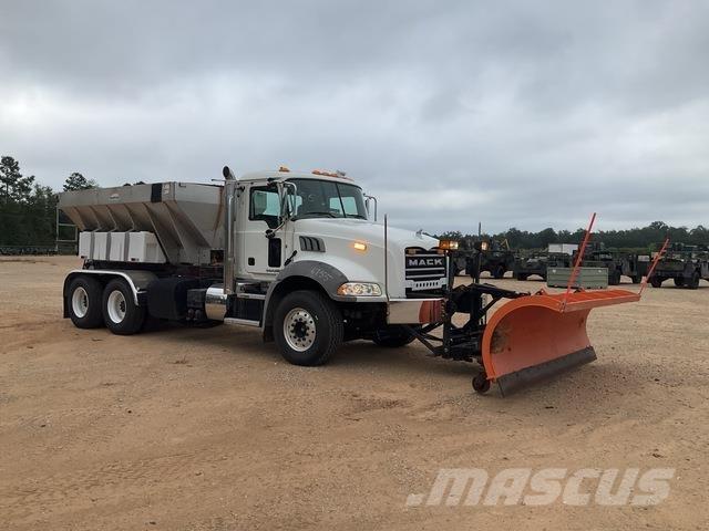 Mack GU813 Posipači soli i peska
