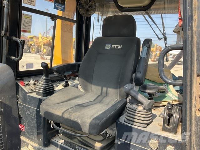 SEM 822D Buldožeri guseničari
