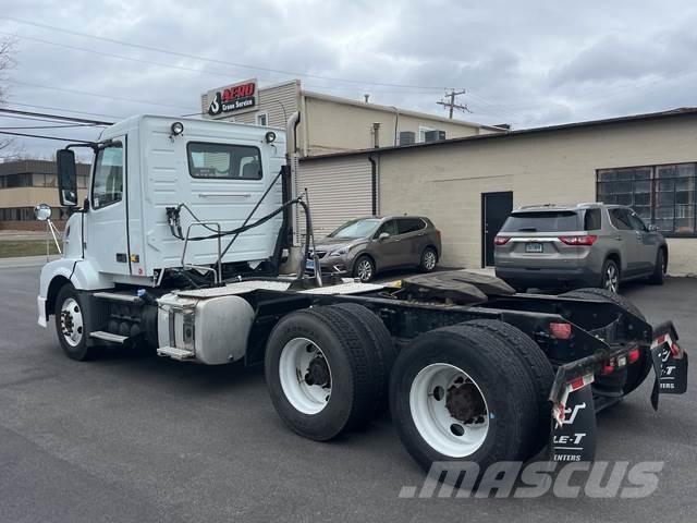 Volvo VNL64T Tegljači