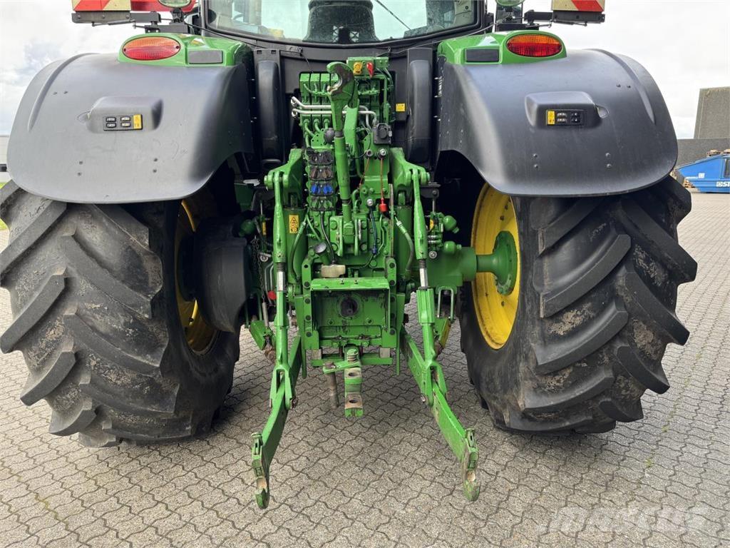 John Deere 6215R Traktori