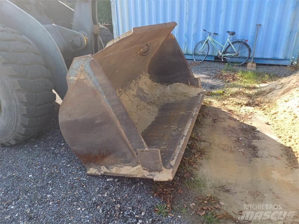 Komatsu WA270 Utovarivači na točkove
