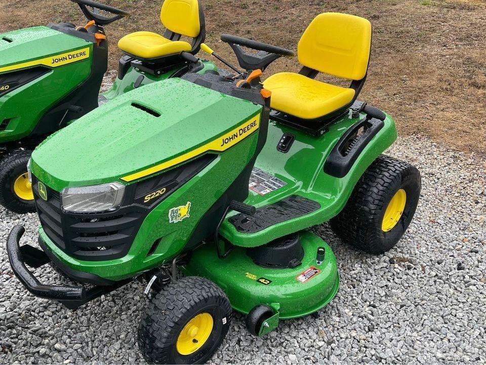 John Deere S220 Manji traktori