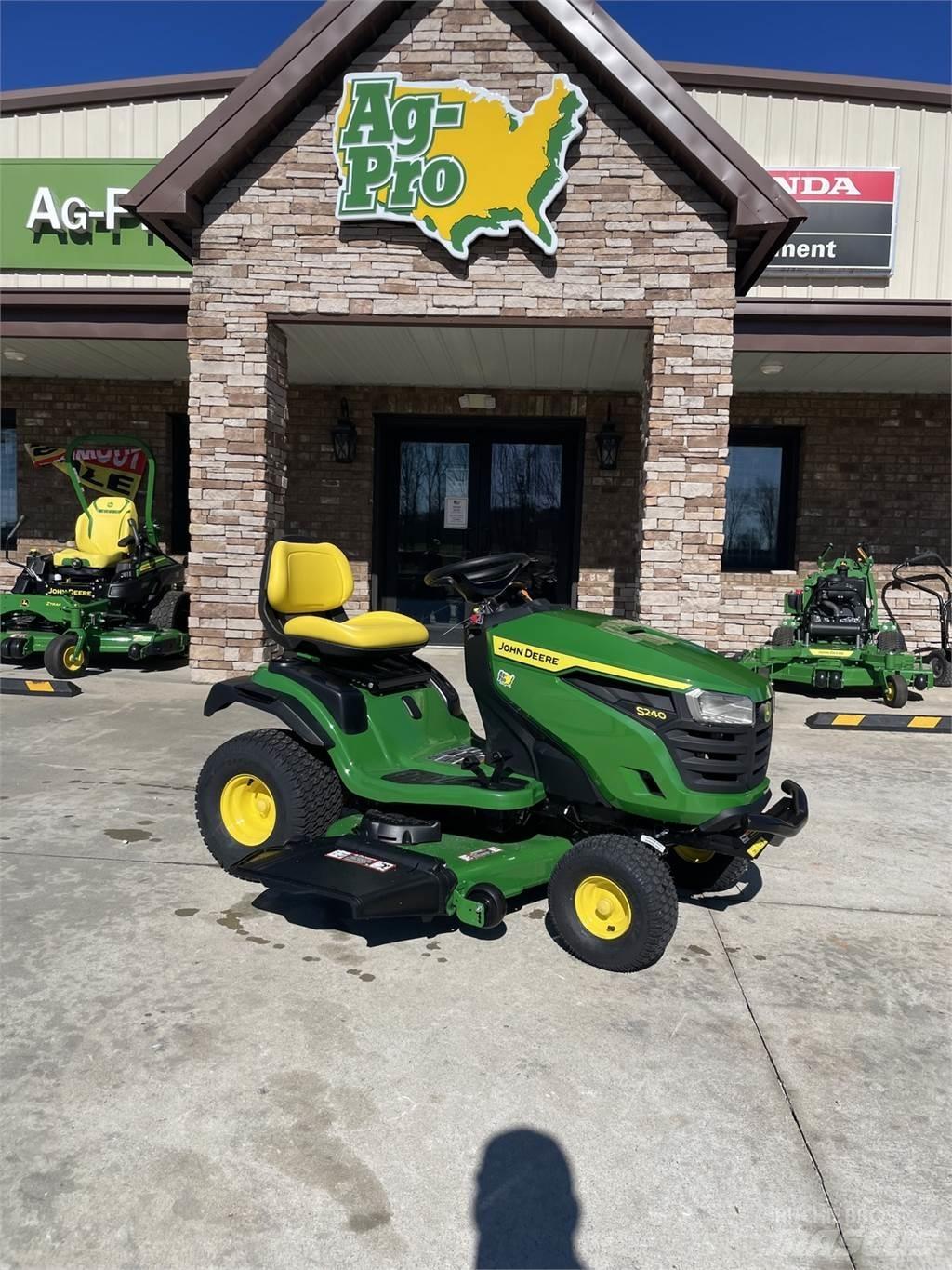 John Deere S240 Manji traktori