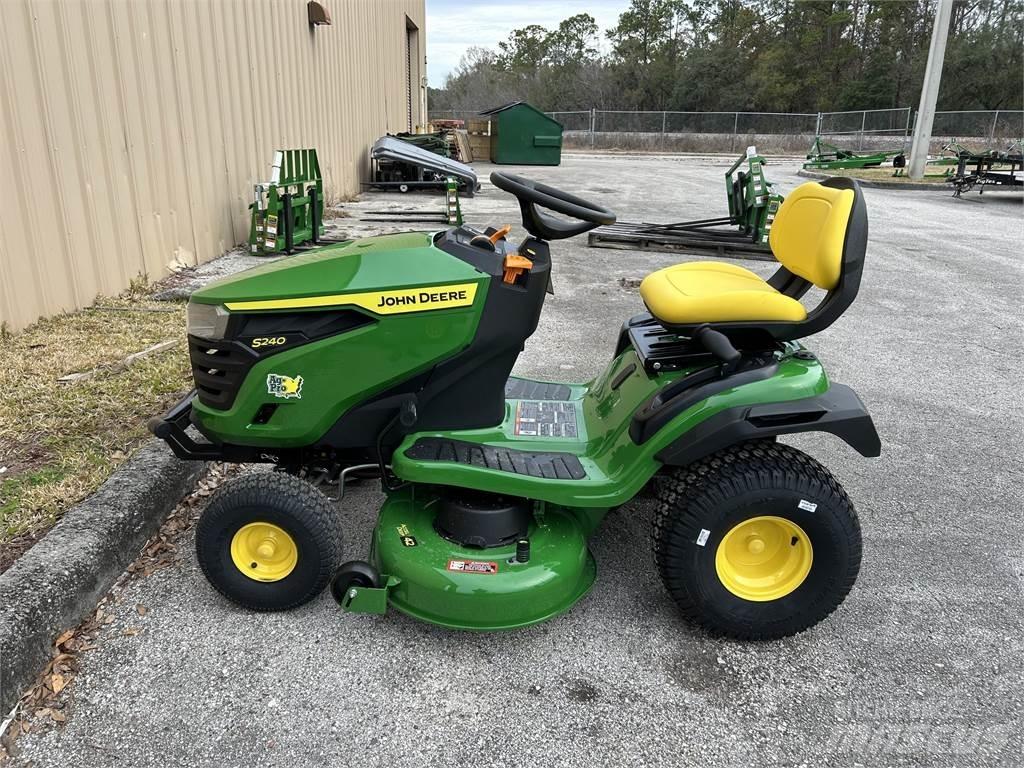 John Deere S240 Manji traktori