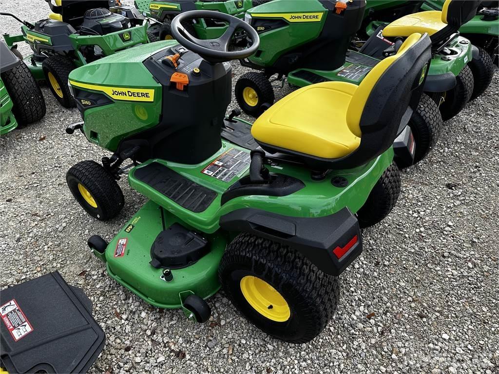 John Deere S240 Manji traktori