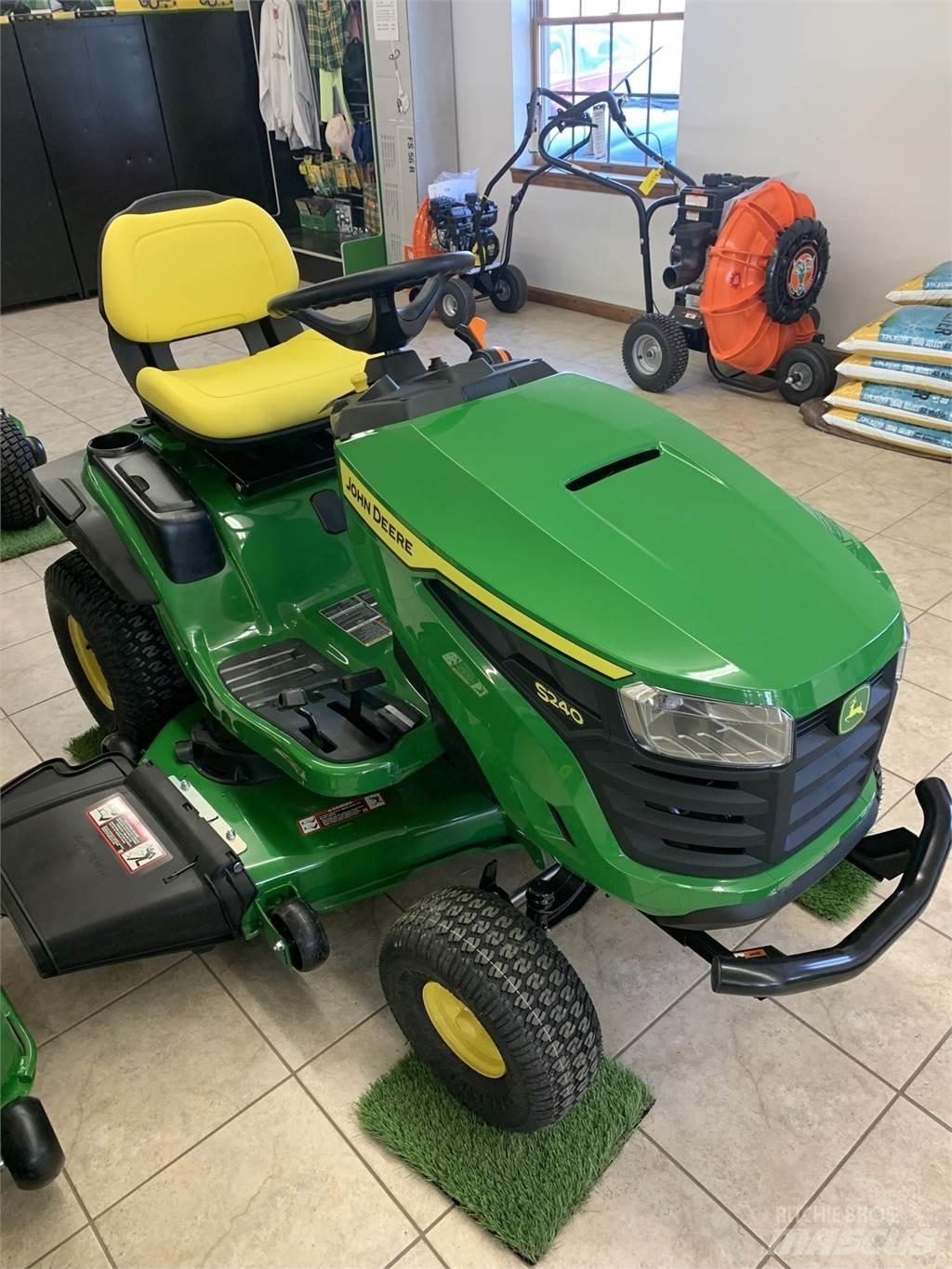 John Deere S240 Manji traktori