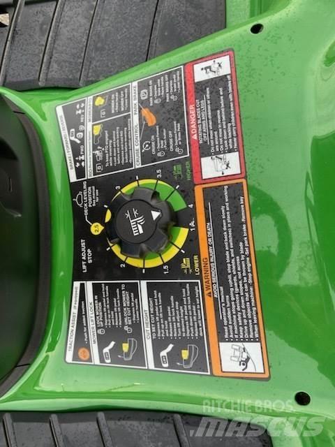 John Deere X380 Manji traktori