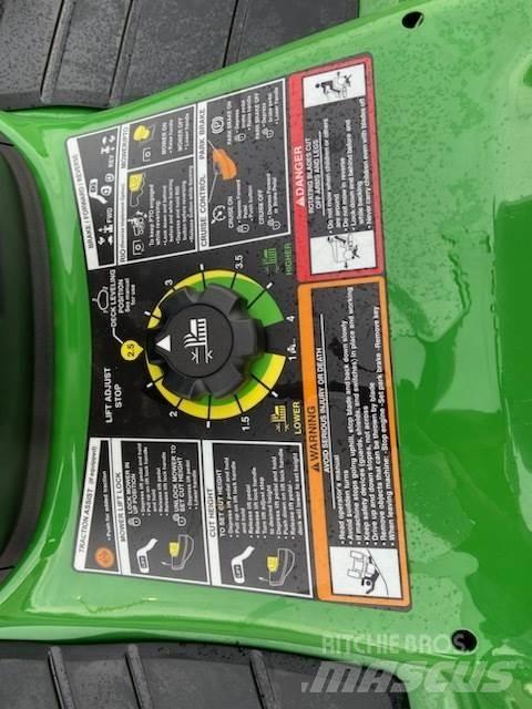 John Deere X380 Manji traktori