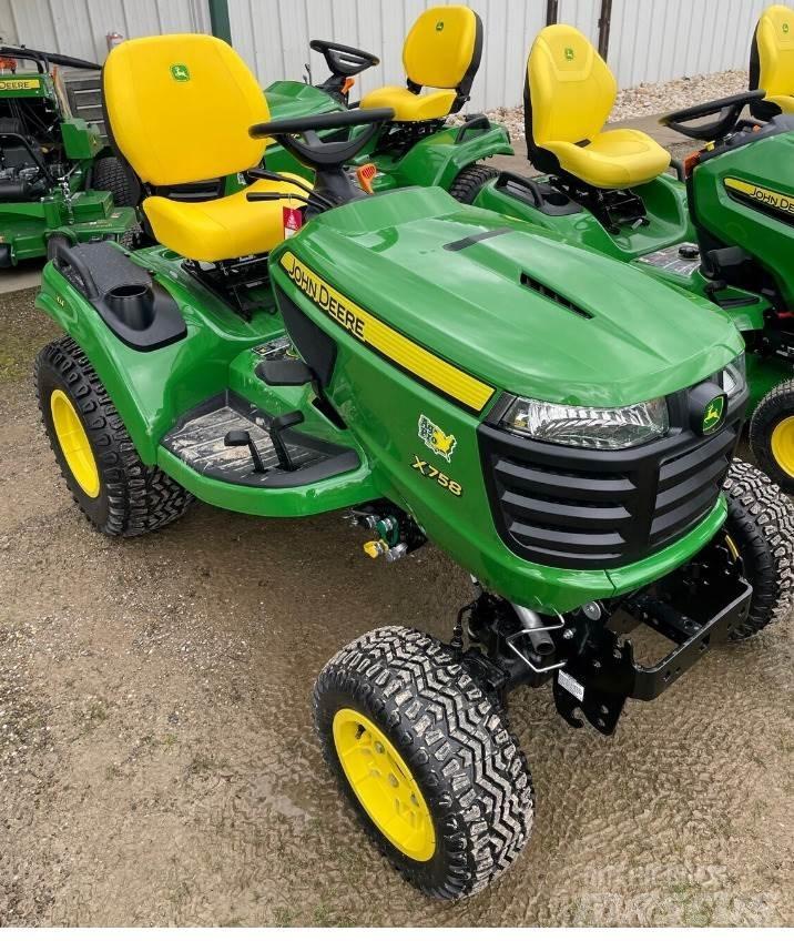 John Deere X758 Manji traktori