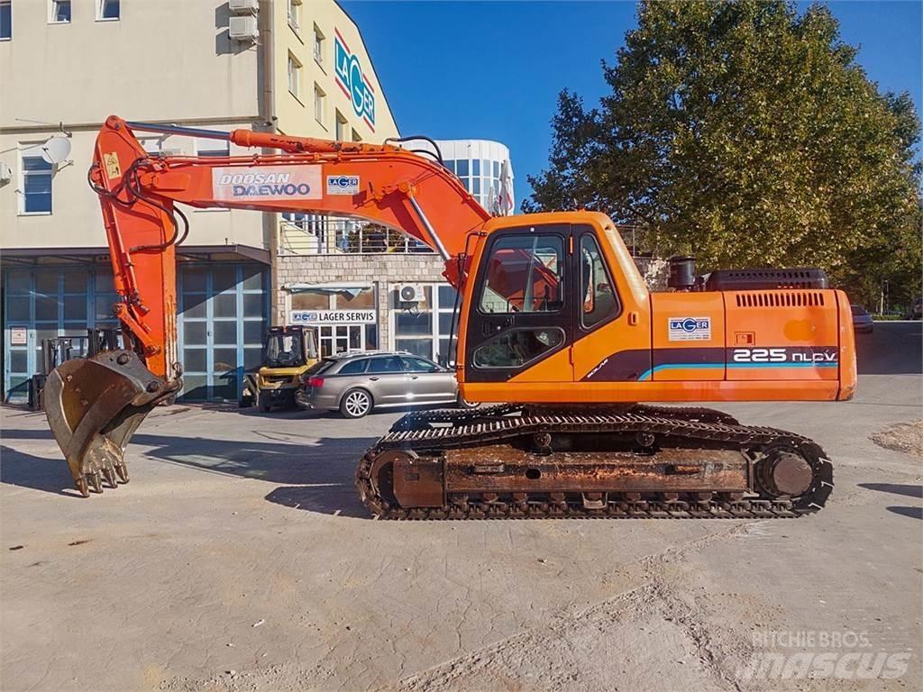 Doosan SOLAR 225NLC-V Bageri guseničari
