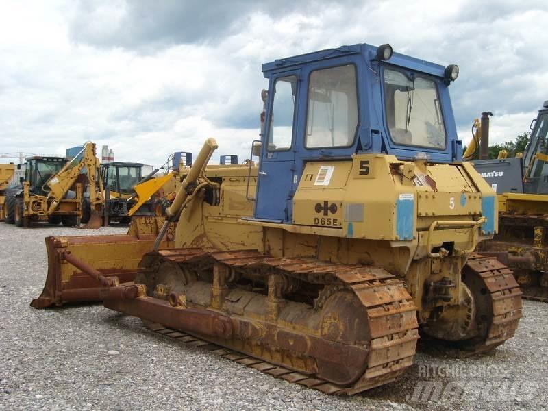 Komatsu D65E-8 Buldožeri guseničari