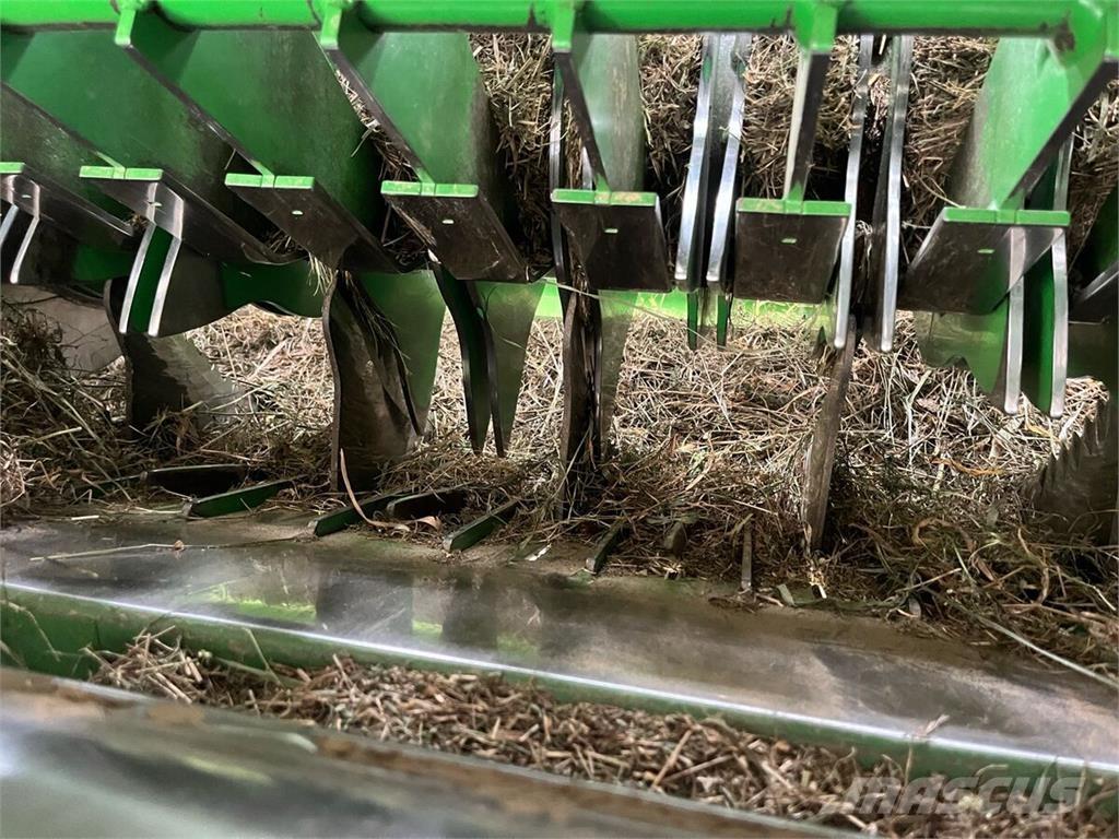 John Deere V451R Prese/balirke za rolo bale