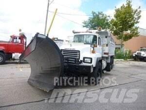Mack RD688S Snežne daske i plugovi