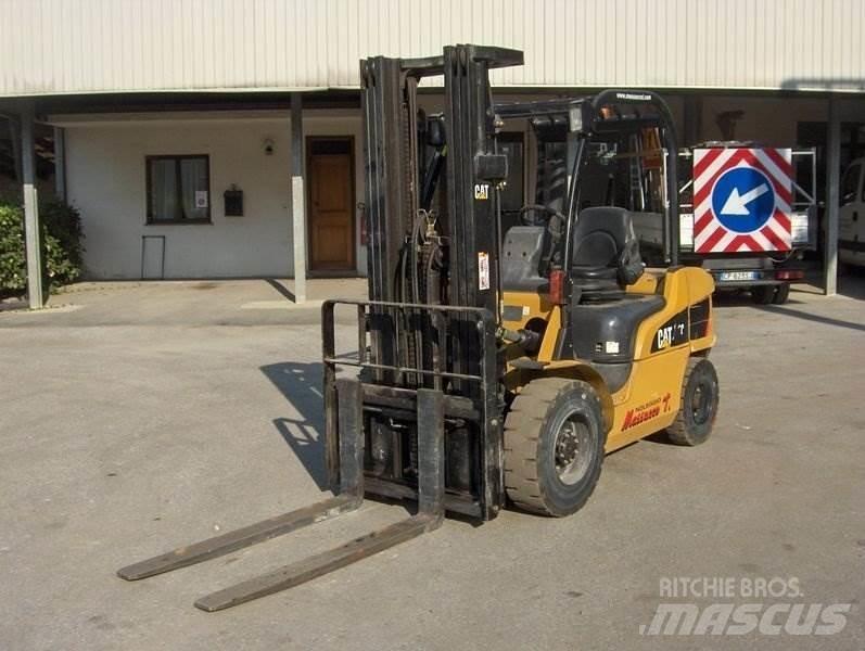 CAT DP30N Dizelski viljuškari
