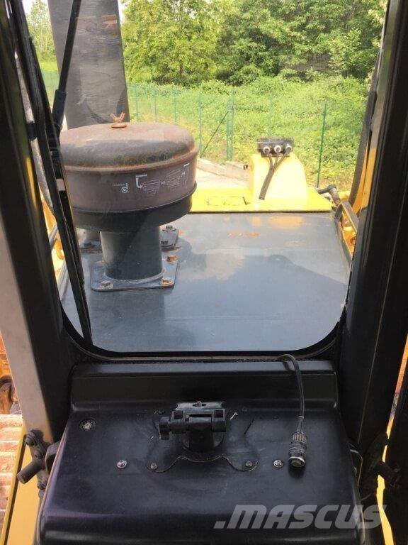 Komatsu D65WX-16 Buldožeri guseničari