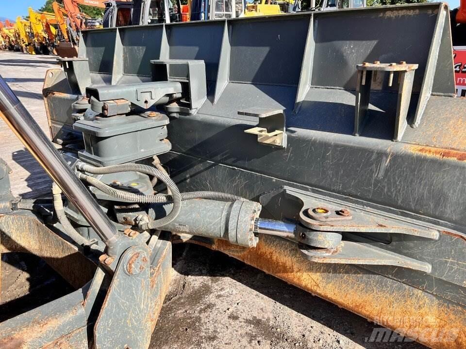 Liebherr 736 Buldožeri guseničari