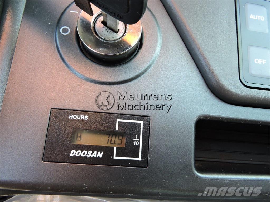 Doosan DX140LC Bageri guseničari