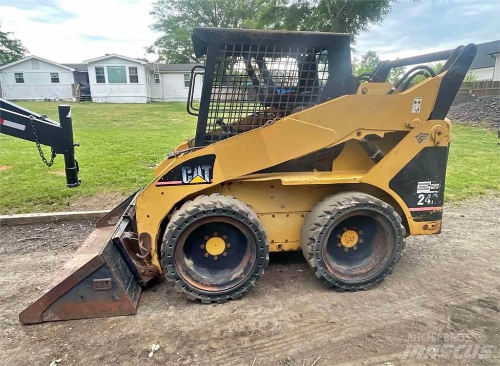 CAT 242 Skid steer mini utovarivači