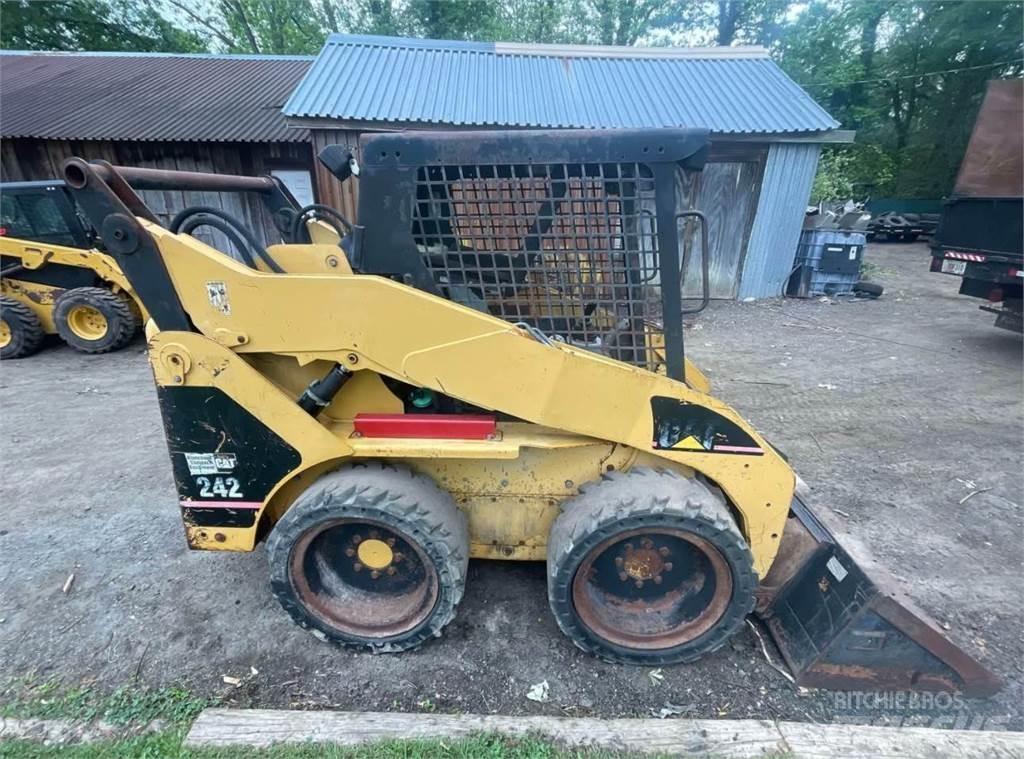 CAT 242 Skid steer mini utovarivači
