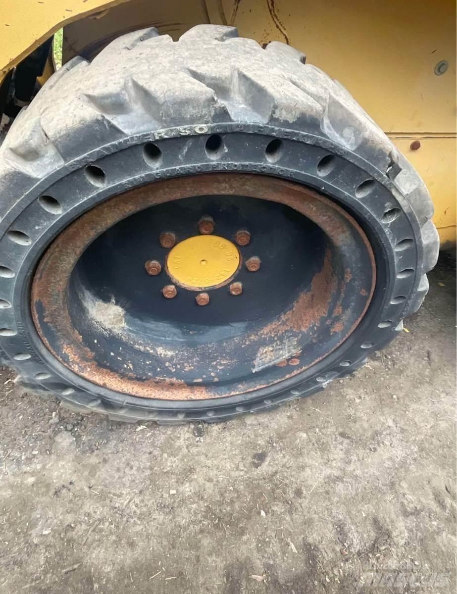 CAT 242 Skid steer mini utovarivači