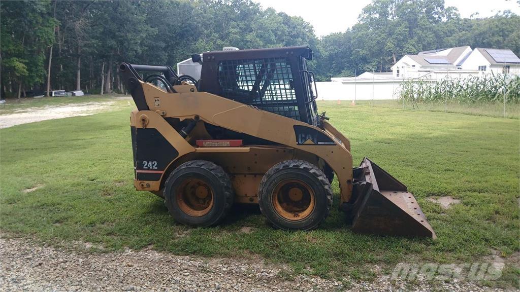 CAT 242 Skid steer mini utovarivači
