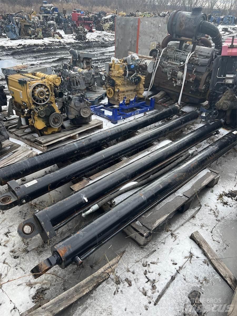 CAT 740B Delovi i oprema za kran