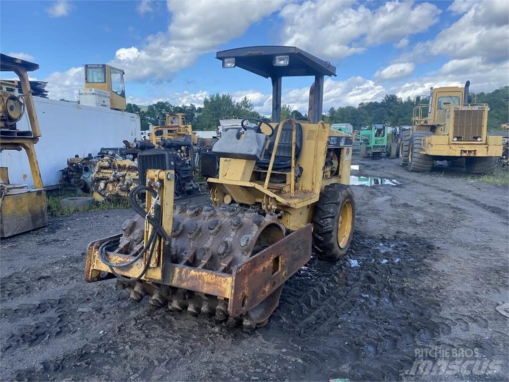 CAT CP323C Nabijači zemlje