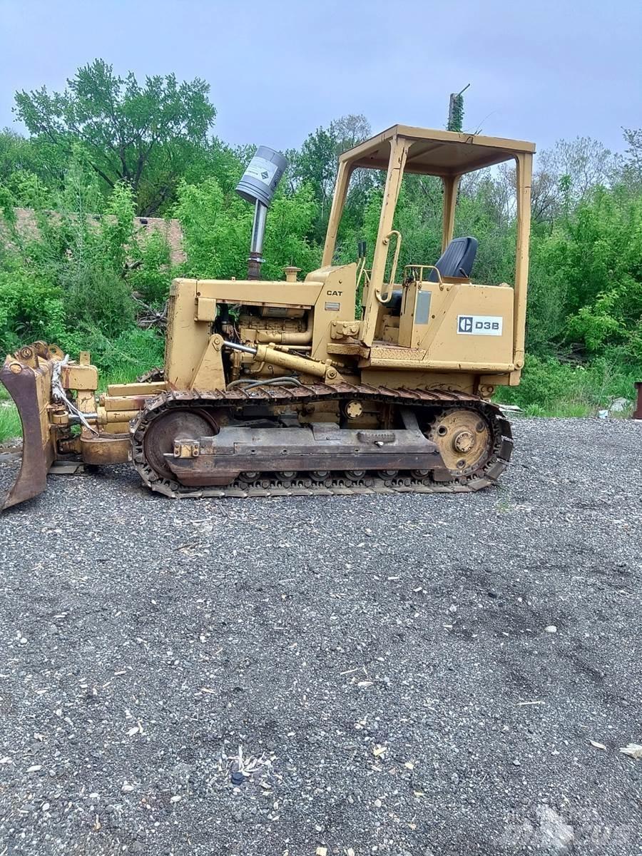CAT D3B Buldožeri guseničari