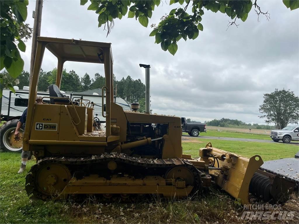 CAT D3B Buldožeri guseničari