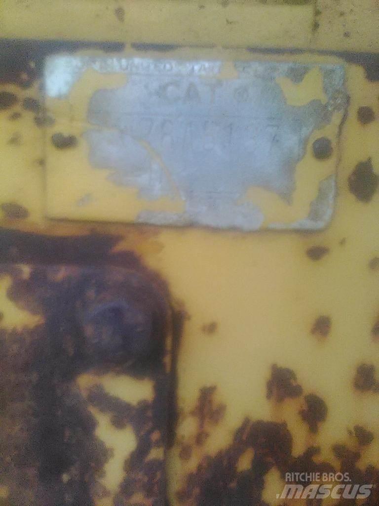 CAT D4D Buldožeri guseničari