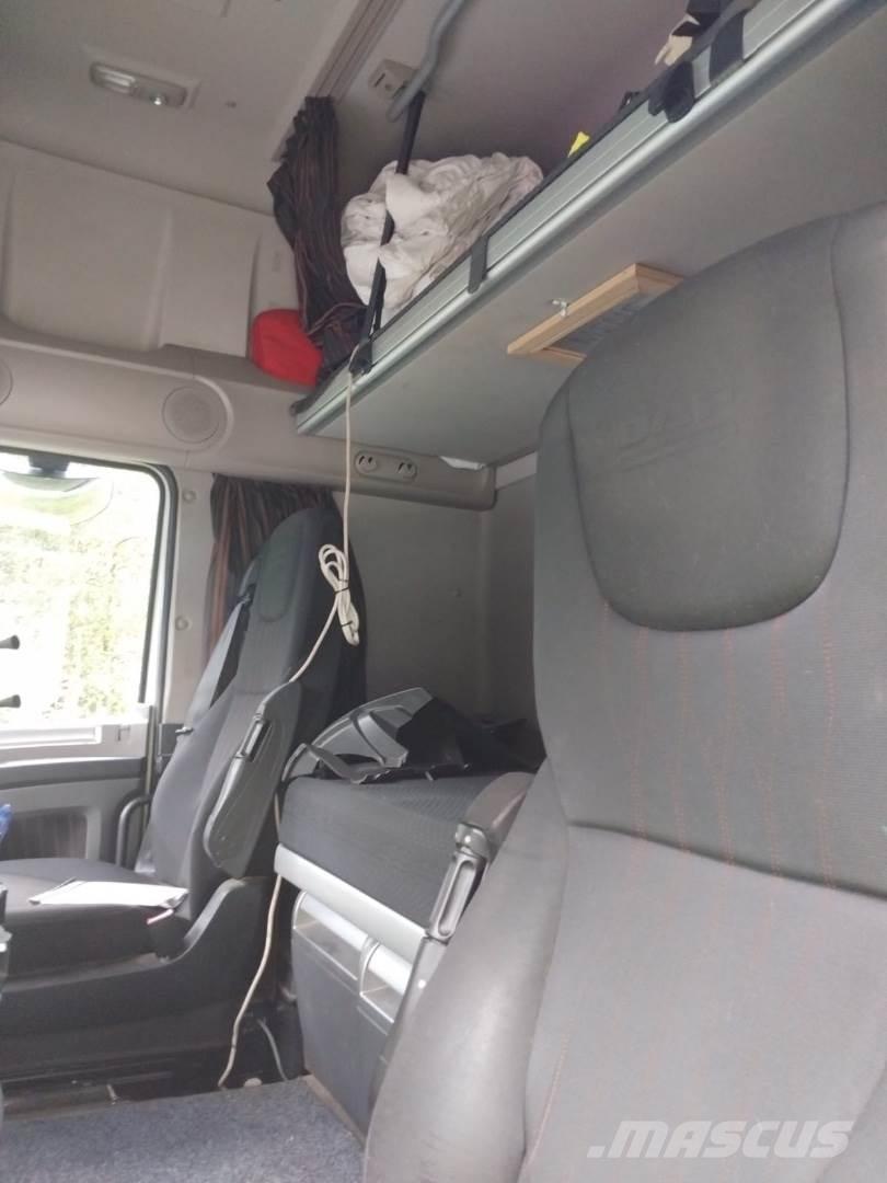 DAF XF 530 Rol kiper kamioni sa kukom za podizanje tereta