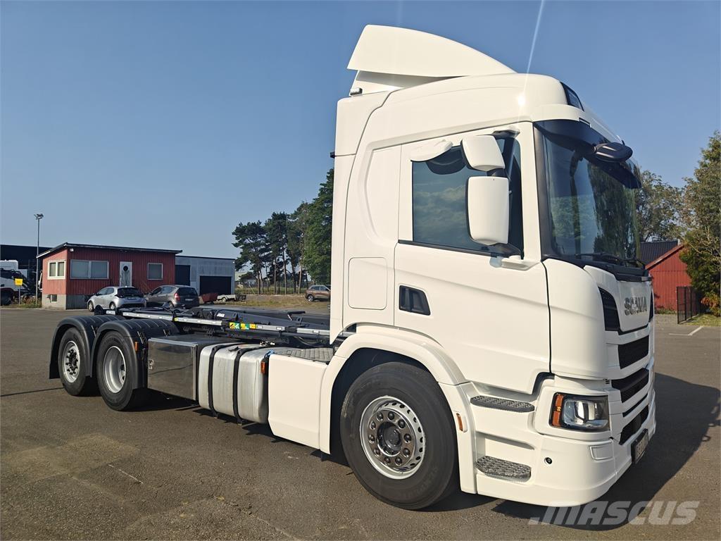 Scania P450 Rol kiper kamioni sa kukom za podizanje tereta