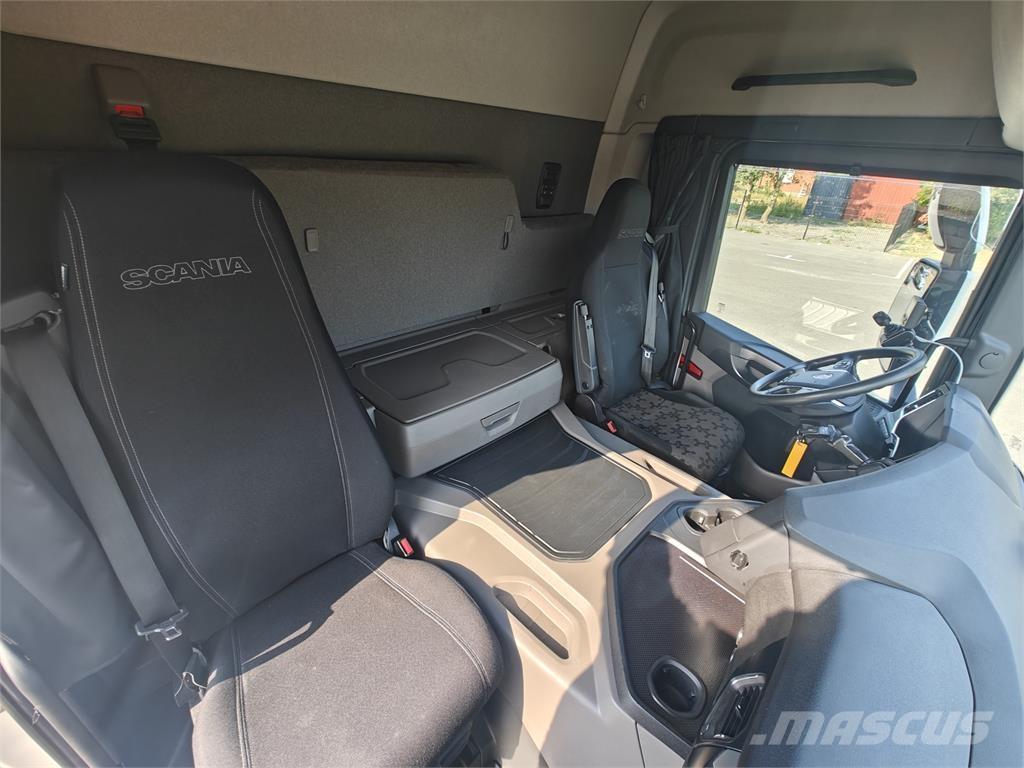 Scania P450 Rol kiper kamioni sa kukom za podizanje tereta