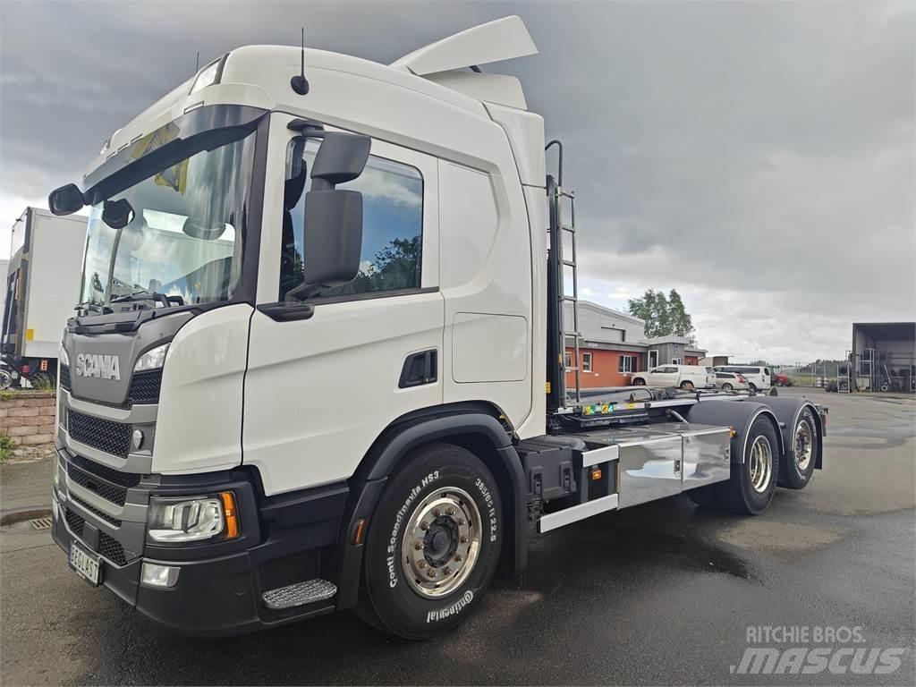 Scania P500 Rol kiper kamioni sa kukom za podizanje tereta