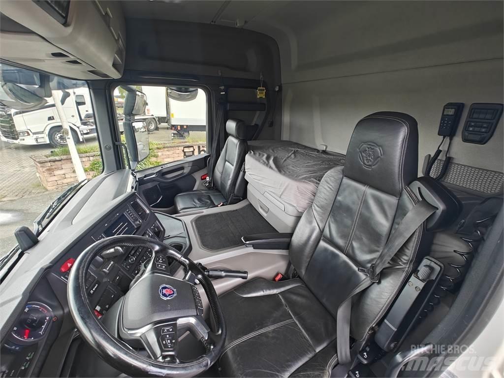 Scania P500 Rol kiper kamioni sa kukom za podizanje tereta