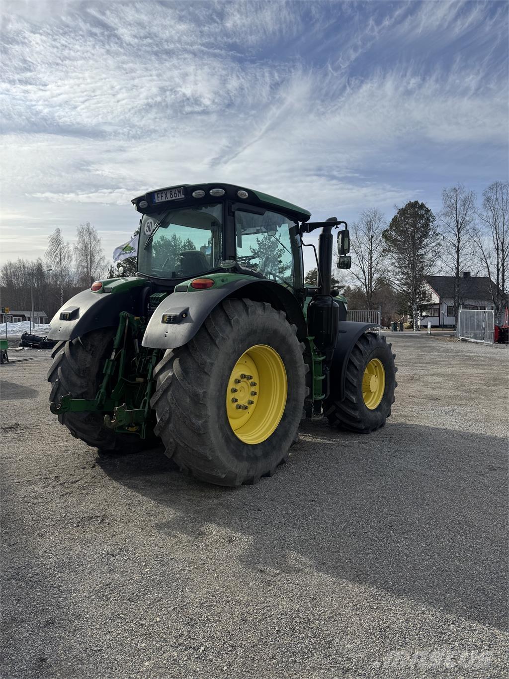 John Deere 6215R Traktori
