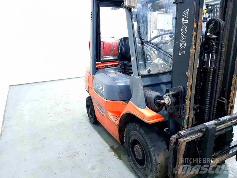Toyota 42-7FGF25 Plinski viljuškari