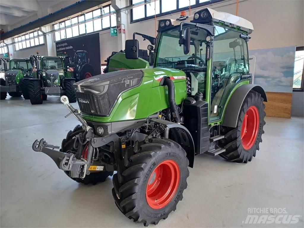 Fendt 211F Traktori