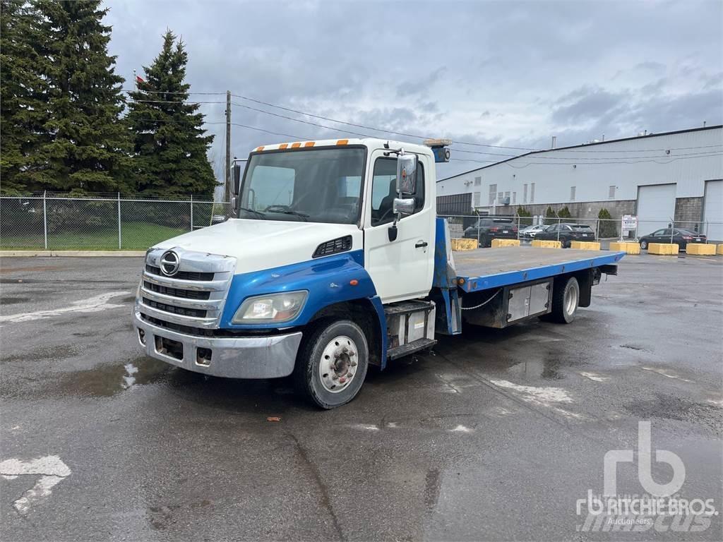 Hino 258 Kamioni sa ravan platformom / vitlom