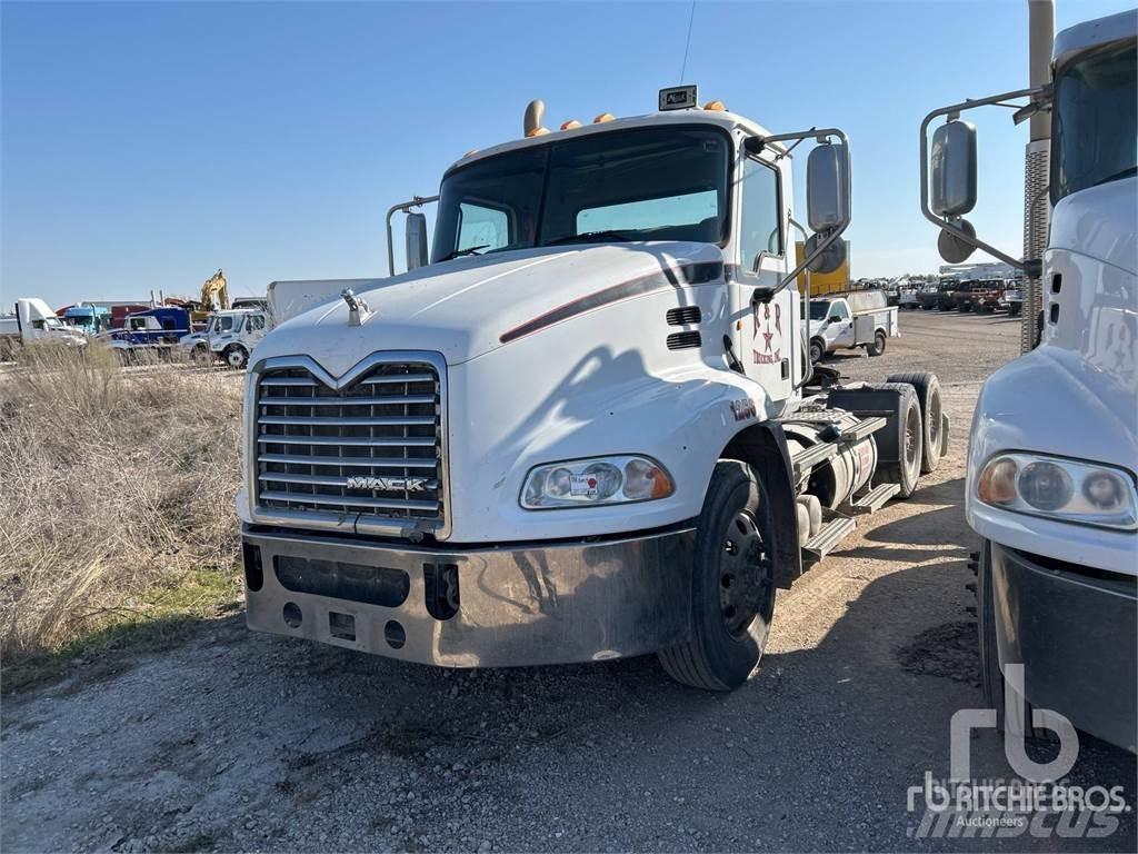 Mack CXU613 Tegljači